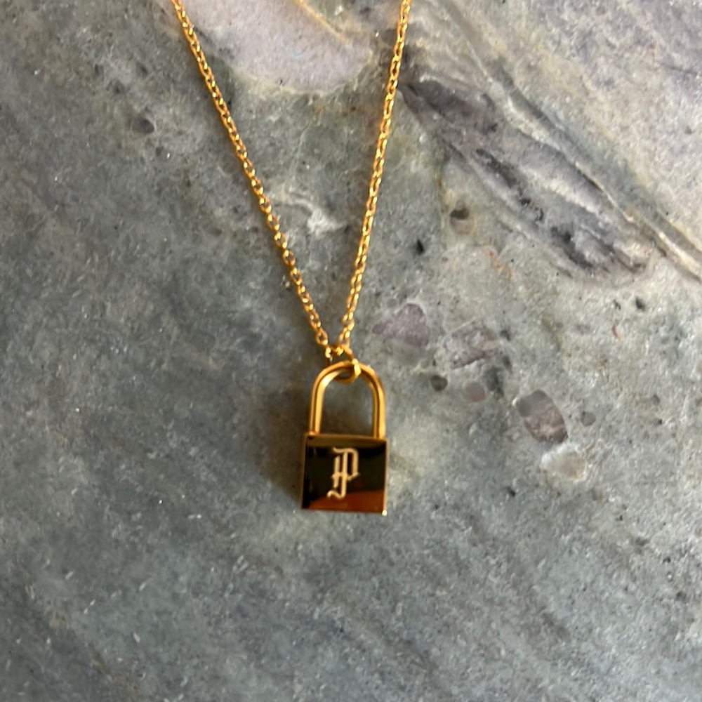 14 k gold plated customized P initial lock necklace